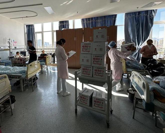 复之旅英雄能量包温暖血液科病房ag九游会登录超级飞侠助力康(图2) 复之旅英雄能量包温暖血液科病房ag九游会登录超级飞侠助力康(图2)