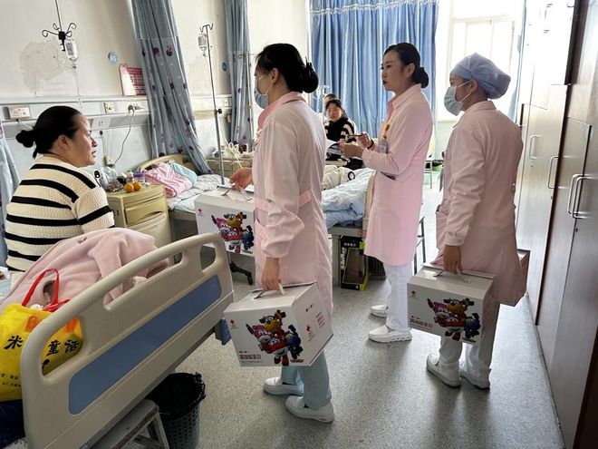 复之旅英雄能量包温暖血液科病房ag九游会登录超级飞侠助力康(图3) 复之旅英雄能量包温暖血液科病房ag九游会登录超级飞侠助力康(图3)