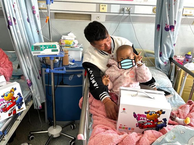 复之旅英雄能量包温暖血液科病房ag九游会登录超级飞侠助力康(图1) 复之旅英雄能量包温暖血液科病房ag九游会登录超级飞侠助力康(图1)